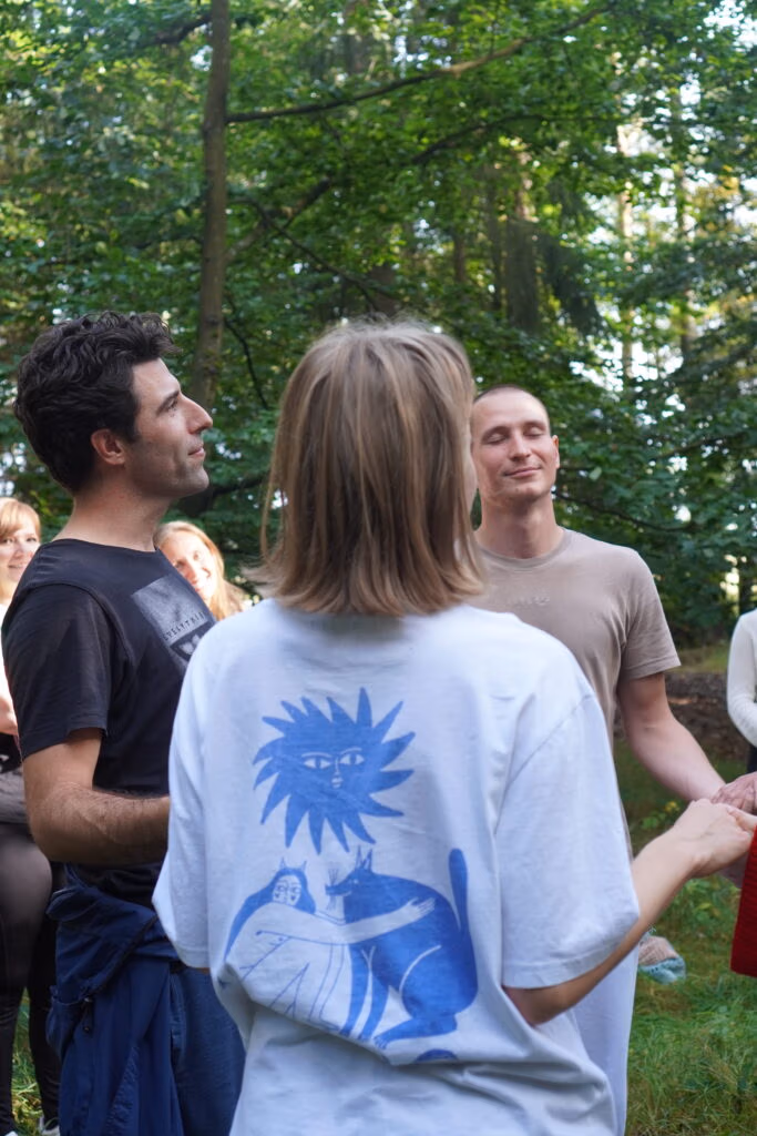 Ludzie stoją w kręgu na kąpieli leśnej