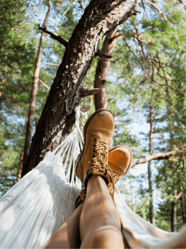 chillowanie na hamakach podczas kąpieli leśnej w Szczecinie