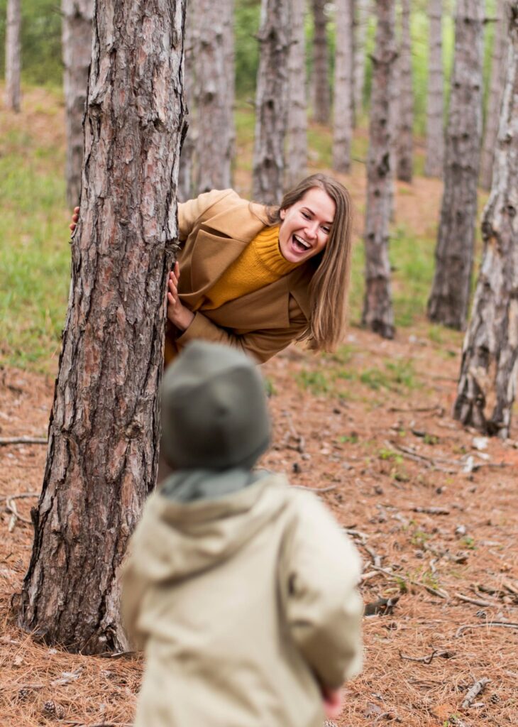 rodzic z dzieckiem na kąpieli leśnej w Szczecinie